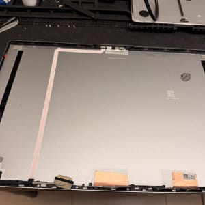 פירוק מסך מחשב נייד על שולחן עבודה