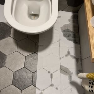 נייר סופג על רצפה רטובה ליד אסלה