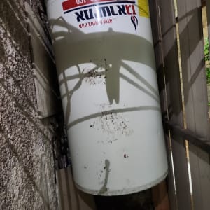 דוד שמש מותקן עם צינורות וחיבורים