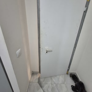 דלת לבנה עם ידית ומנעול