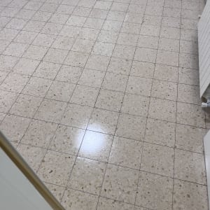 רצפה נקייה ומבריקה עם אריחים בהירים