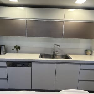 כוס זכוכית עם צמח על השיש במטבח