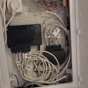 ארון תקשורת עם כבלים ומתגים מחוברים