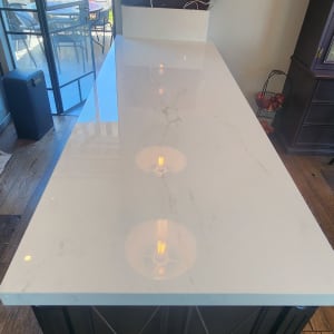 משטח שיש לבן עם עורקים אפורים עדינים