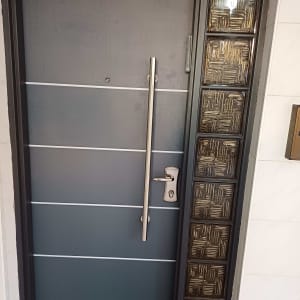 דלת מתכת עם ידית ארוכה וזכוכית דקורטיבית