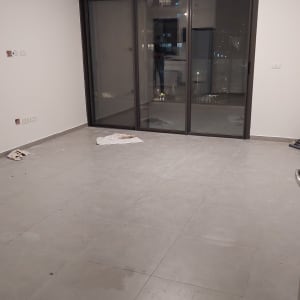 חדר ריק עם רצפת אריחים ותאורה עליונה
