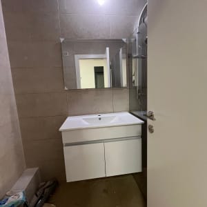 מקלחון זכוכית עם ראש מקלחת מתכת