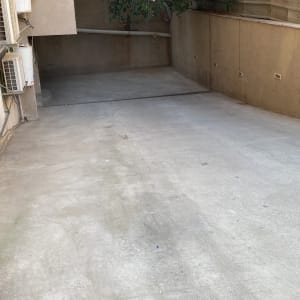 חצר בטון ריקה עם לכלוך קל על הרצפה