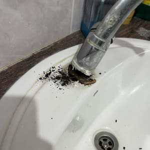 פירוק ברז כיור חלוד ותקול בחדר רחצה