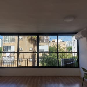 חלון אלומיניום גדול עם נוף לעיר