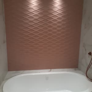 אמבטיה לבנה עם קירות אריחים מעוצבים