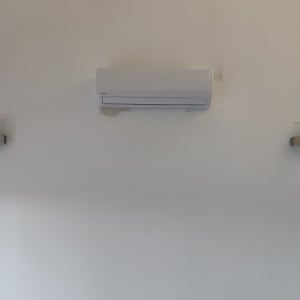 מזגן מותקן על קיר לבן בחדר