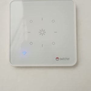 מתג חכם עם חיבור Wi-Fi מותקן על קיר