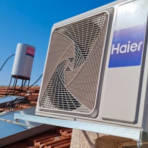 יחידת מיזוג אוויר על גג עם קולטי שמש