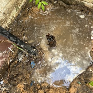 תמונה של צינור שבור ודליפת מים באדמה