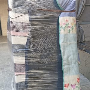 רהיט עטוף בניילון עם שמיכה צבעונית