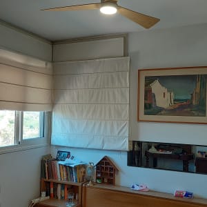 מאוורר תקרה עם תאורה מותקן בתקרה