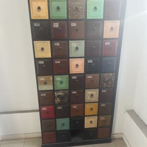 ארונית עם מגירות צבעוניות ומיכלים למעלה