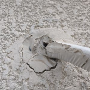 צינור מותקן בקיר עם טיח