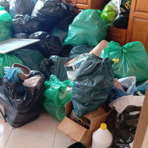 שקיות זבל ירוקות ושחורות, קרטון, בקבוק פלסטיק