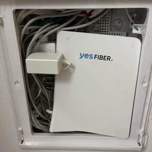 ארון תקשורת עם כבלים ומכשיר yesFIBER