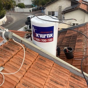 דוד שמש על גג רעפים עם צינורות מחוברים