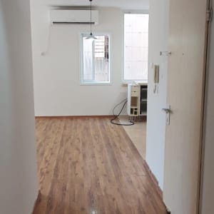 רצפת עץ נקייה ומבריקה במסדרון מואר