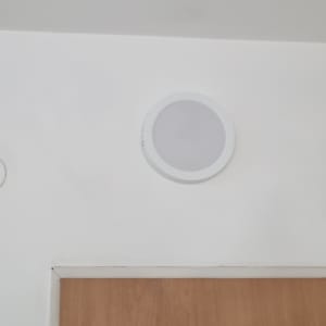 תאורה עגולה מותקנת על תקרה לבנה