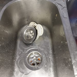 כיור נירוסטה עם מסננת מתכת וחלקי צנרת