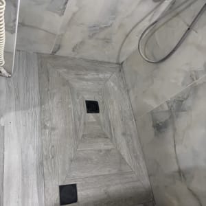 ריצוף וחיפוי קיר בחדר אמבטיה עם ניקוז