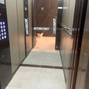 מראה זכוכית במעלית עם כפתורים מוארים