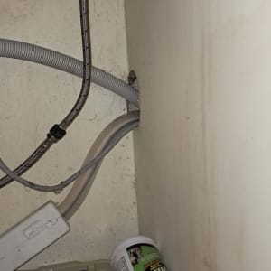 צינורות מתכת וגומי מתחת לכיור