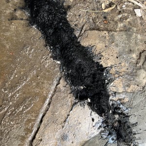 כתם שחור על משטח בטון רטוב