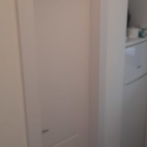 דלת לבנה עם מסגרת בחדר מואר