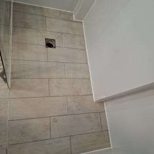 רצפת מקלחת עם אריחים וניקוז