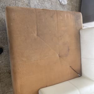 ספה מלוכלכת עם כתמים על ריפוד בד