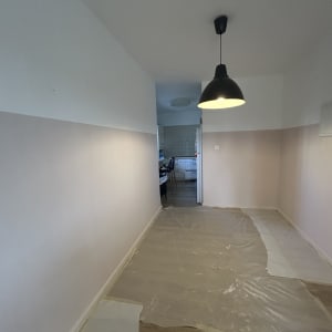 קירות צבועים עם ניילון על הרצפה