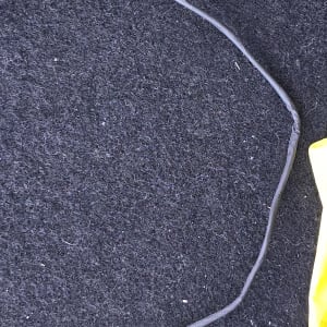 כבל חשמלי עם מחבר מתכת על רקע כהה