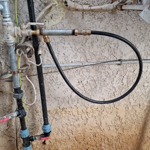 צנרת חיצונית עם חיבורים וברזים על קיר