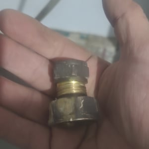 חלק מתכת ביד, כנראה חלק של דוד שמש