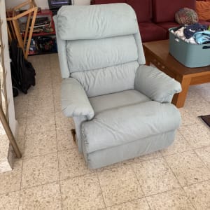 כורסה מרופדת בצבע תכלת בחדר מגורים