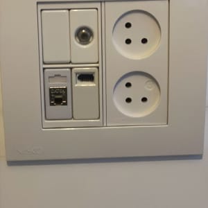 שקעי חשמל ותקשורת על קיר לבן