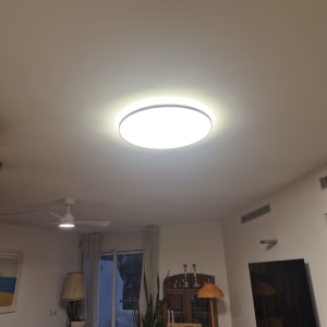 תאורה עגולה מותקנת בתקרה בסלון ביתי