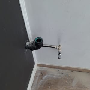 צינור חשמל בקיר עם חיבור פתוח