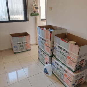 חדר עם קופסאות אריזה וארגזים על הרצפה