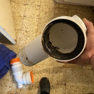 צינור ביוב מלוכלך מוחזק ביד, חלקים נוספים על הרצפה