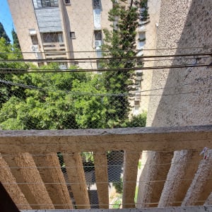 רשת למניעת כניסת יונים על מרפסת בניין