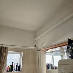 תקרה וקירות צבועים כחלק מעבודת צביעת חדר אמבטיה