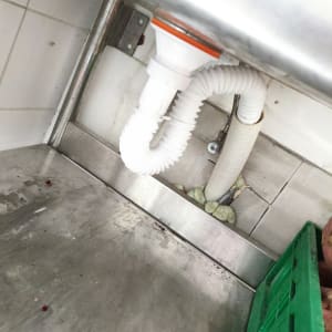 תמונה של צינור ניקוז מתחת לכיור