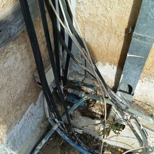 צינורות וחוטים חשמליים על קיר חיצוני